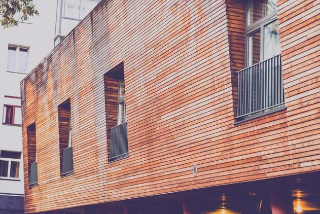 houten gevel voor de Softwash reiniging
