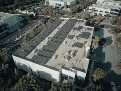 plat industrieel dak met zonnepanelen