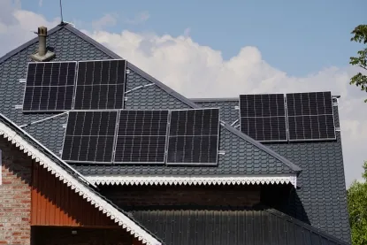schuin dak met zonnepanelen